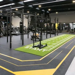 Rotolo di erba sintetica con Start per palestra