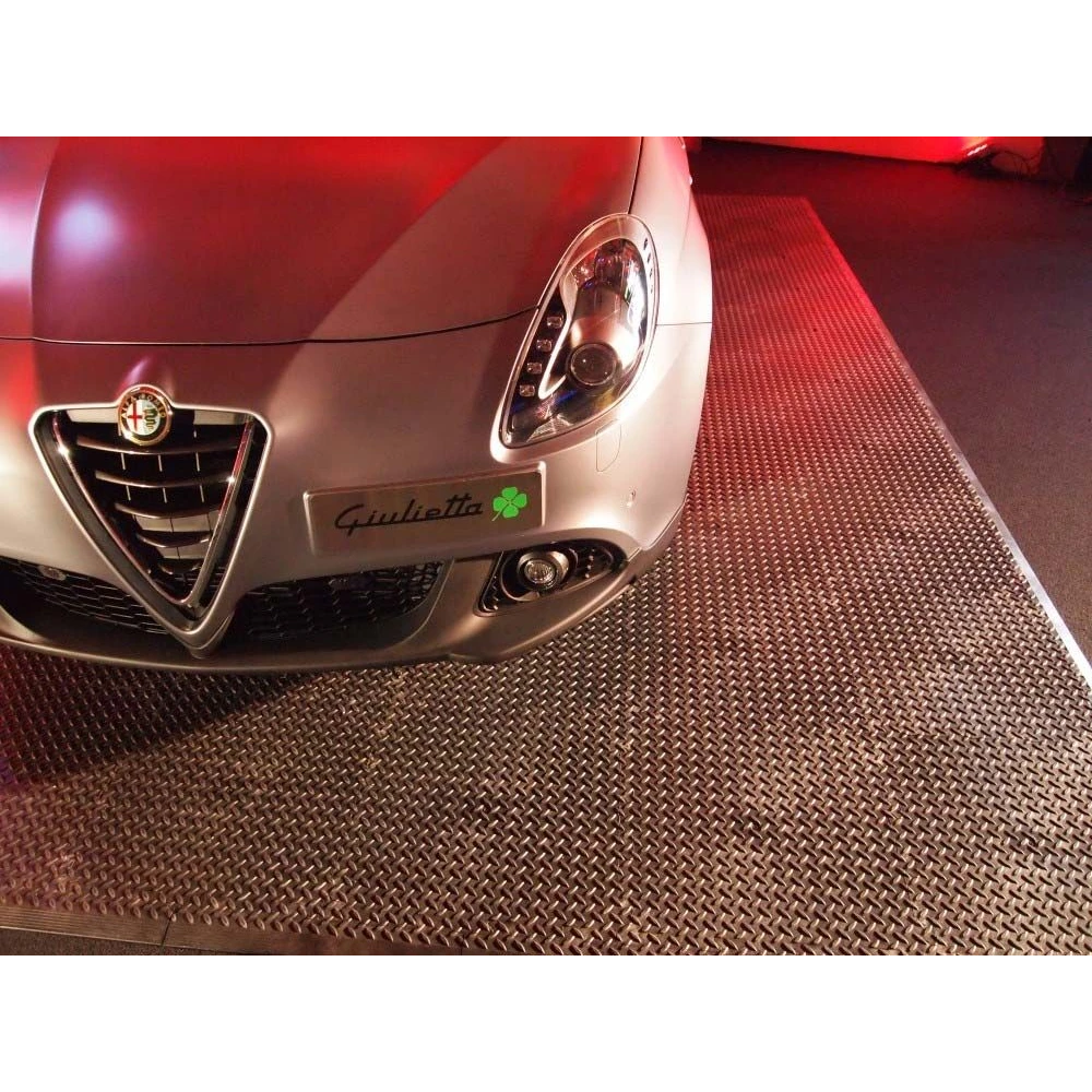 Piastrella in PVC riciclato a incastro autoposante