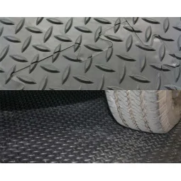 Piastrella in PVC riciclato a incastro autoposante