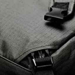 Borsa a zaino in materiale antistrappo con spalline a scomparsa