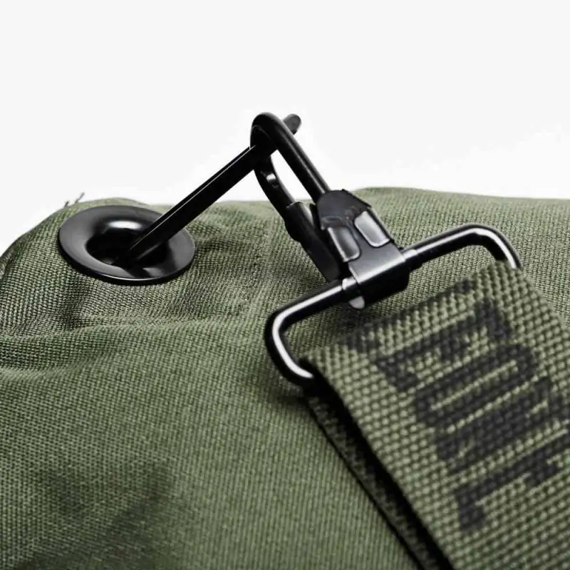 Ampio borsone sportivo a tracolla in stile militare