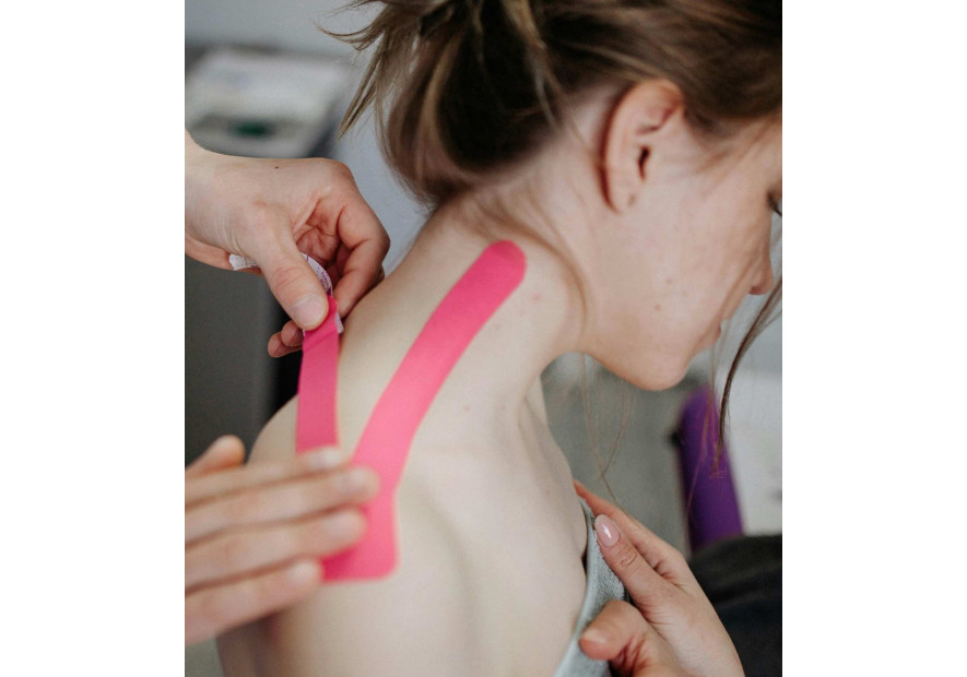 Guida ai Tape Sportivi: Tipologie, Benefici e Come Applicare il Kinesio tape