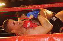 Due lottatori impegnati in una fase di grappling durante un incontro di MMA.