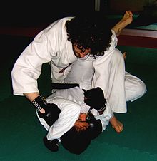 Due karateka in combattimento.